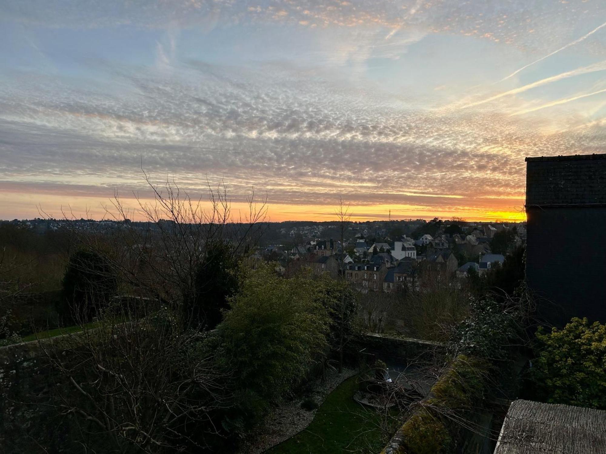 Cit'Hotel Le Challonge Dinan Bagian luar foto
